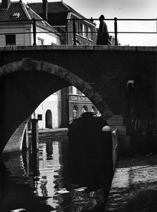 406917 Gezicht op de Vollersbrug over de Oudegracht te Utrecht.